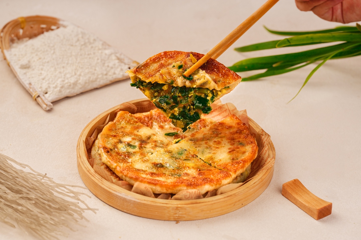 Empanada rellena de cebollino y huevo