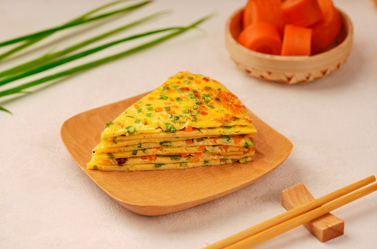Tortilla casera de huevo con cebollino