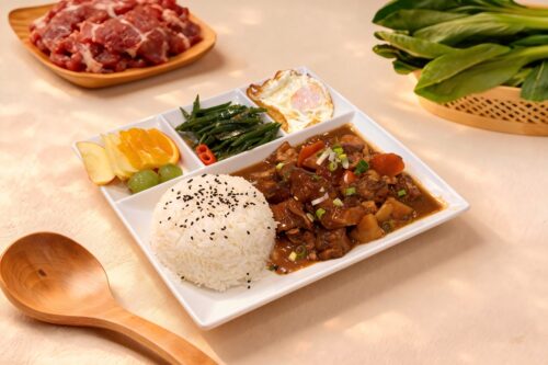 Arroz con Estofado combinado de Ternera y Tendón Acompaño de Huevo Frito + Selección del día (Verdura, Fruta y Guarnición)