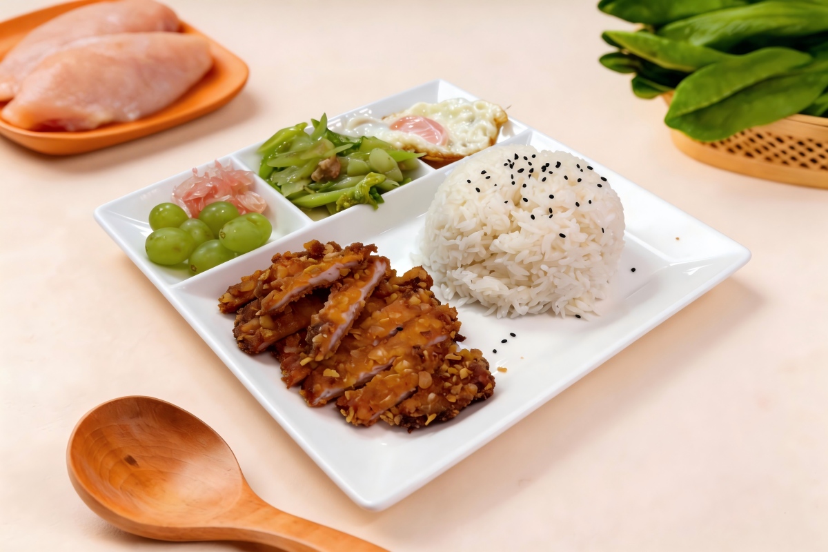 Arroz con Filete de Pollo Empanado Acompañado de Huevo Frito + Selección del día (Verdura, Fruta y Guarnición)