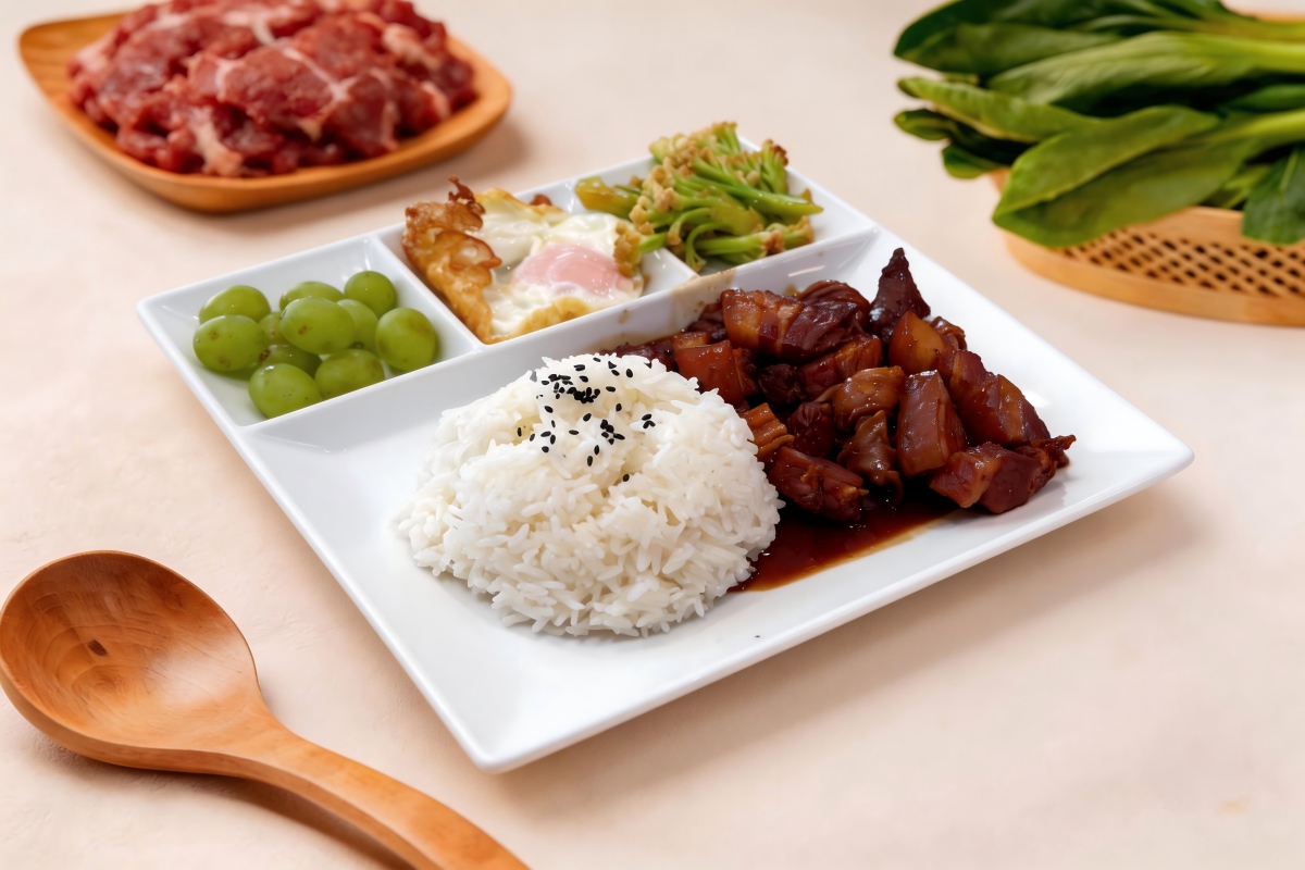 Arroz con Estofado de Cerdo Acompañado de Huevo Frito + Selección del día (Verdura, Fruta y Guarnición)