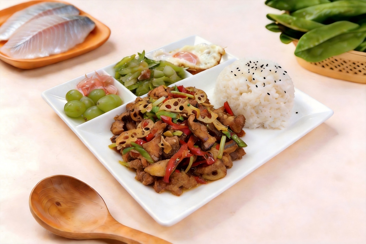 Arroz con Pescado Salteado en Seco Acompañado de Huevo Frito + Selección del día (Verdura, Fruta y Guarnición)