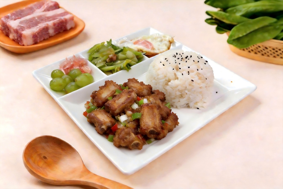 Arroz con Costillas de Cerdo(Sabor del día) Acompañado de Huevo Frito + Selección del día (Verdura, Fruta y Guarnición)