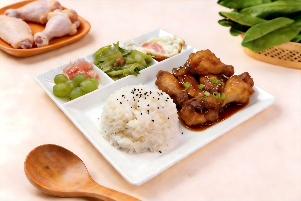 Arroz con Alitas de Pollo al Estilo Coca-Cola Acompañado de Huevo Frito + Selección del día (Verdura, Fruta y Guarnición)